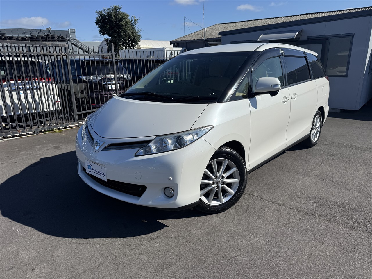2015 Toyota Estima thumbnail