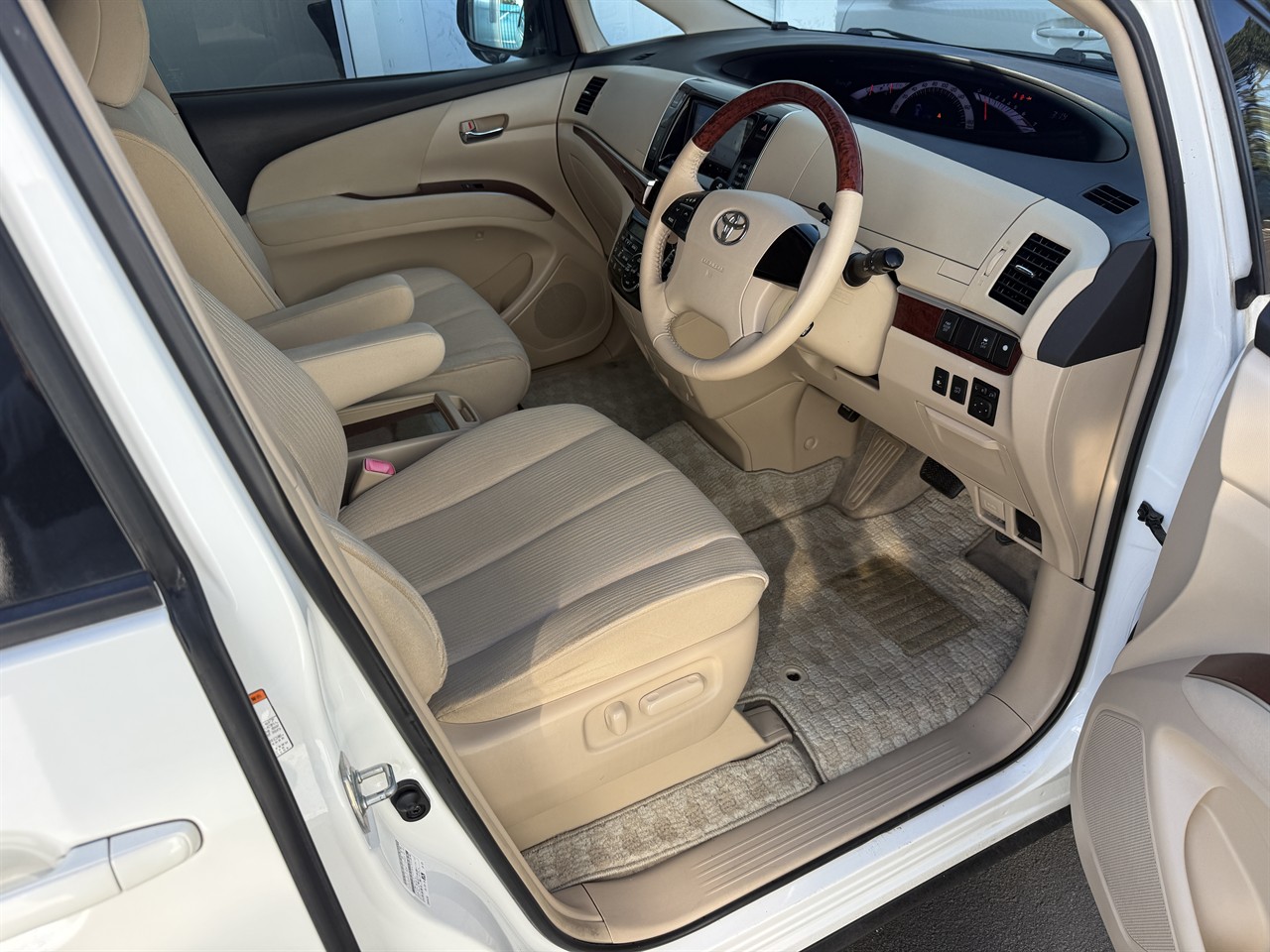2015 Toyota Estima thumbnail