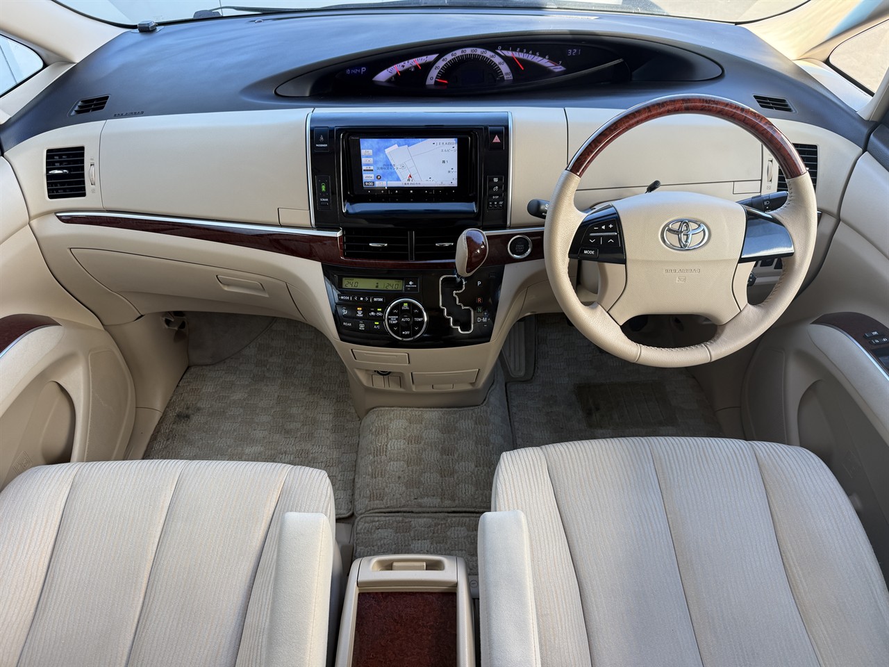 2015 Toyota Estima thumbnail