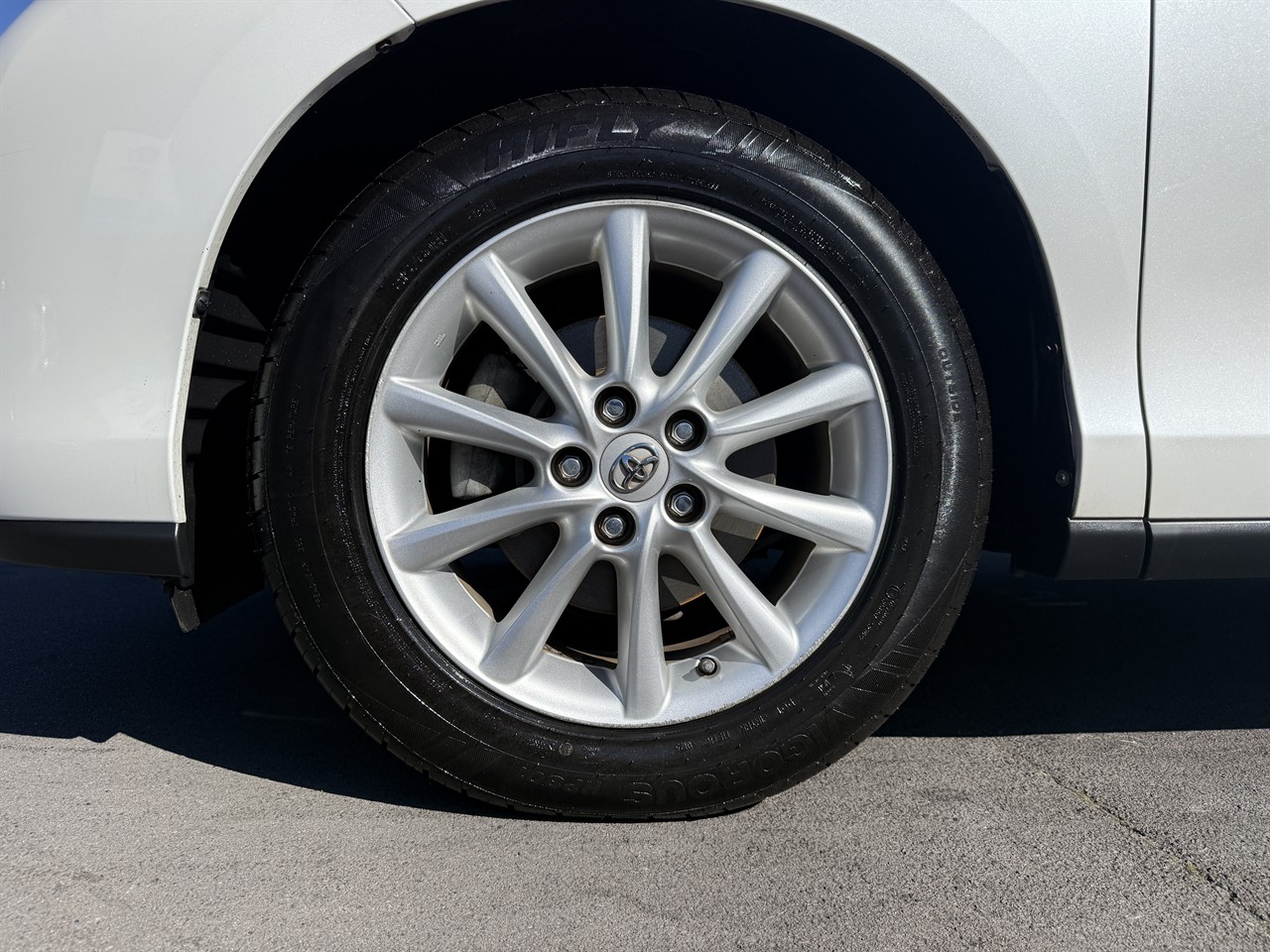 2015 Toyota Estima thumbnail
