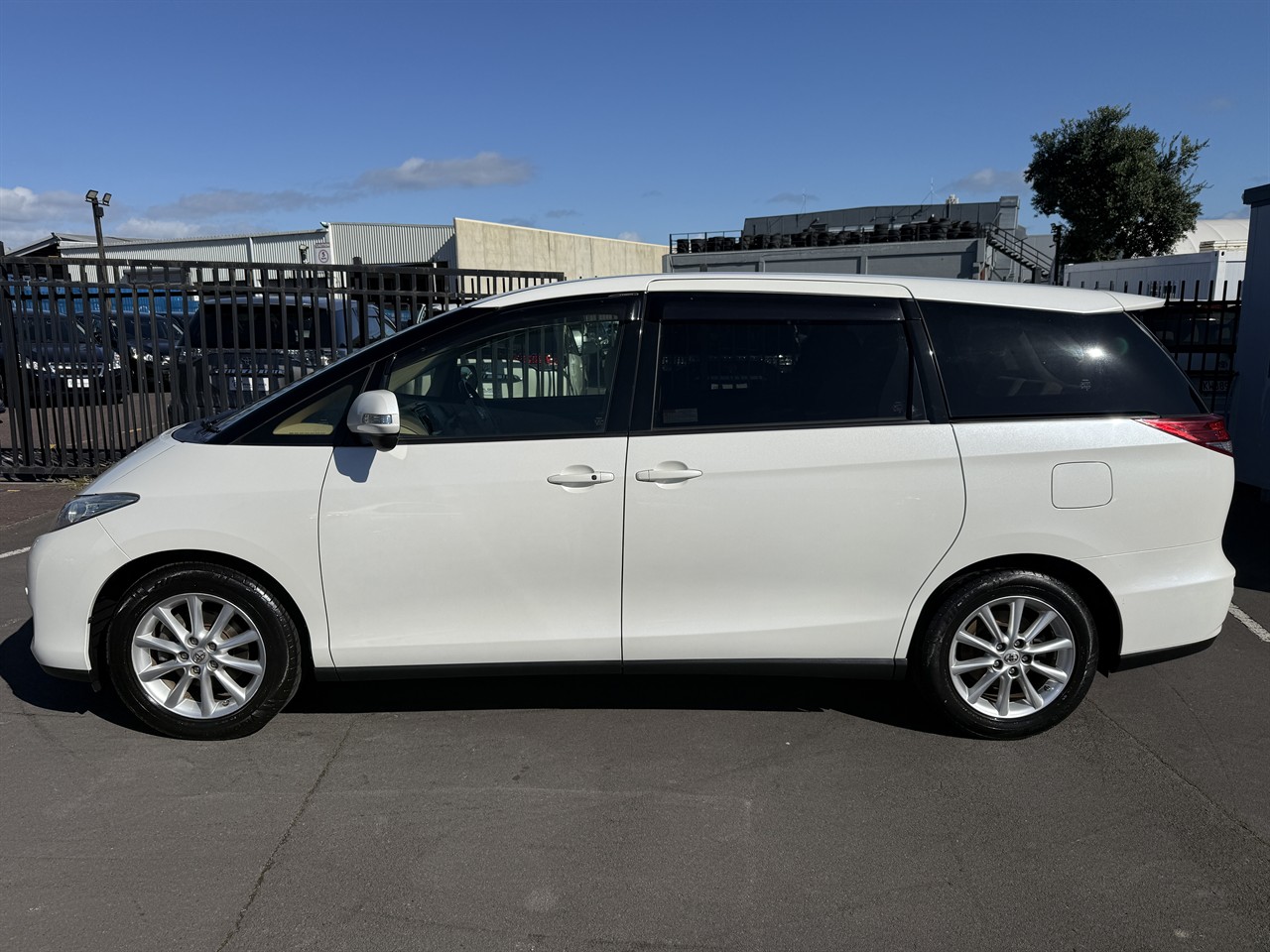 2015 Toyota Estima thumbnail