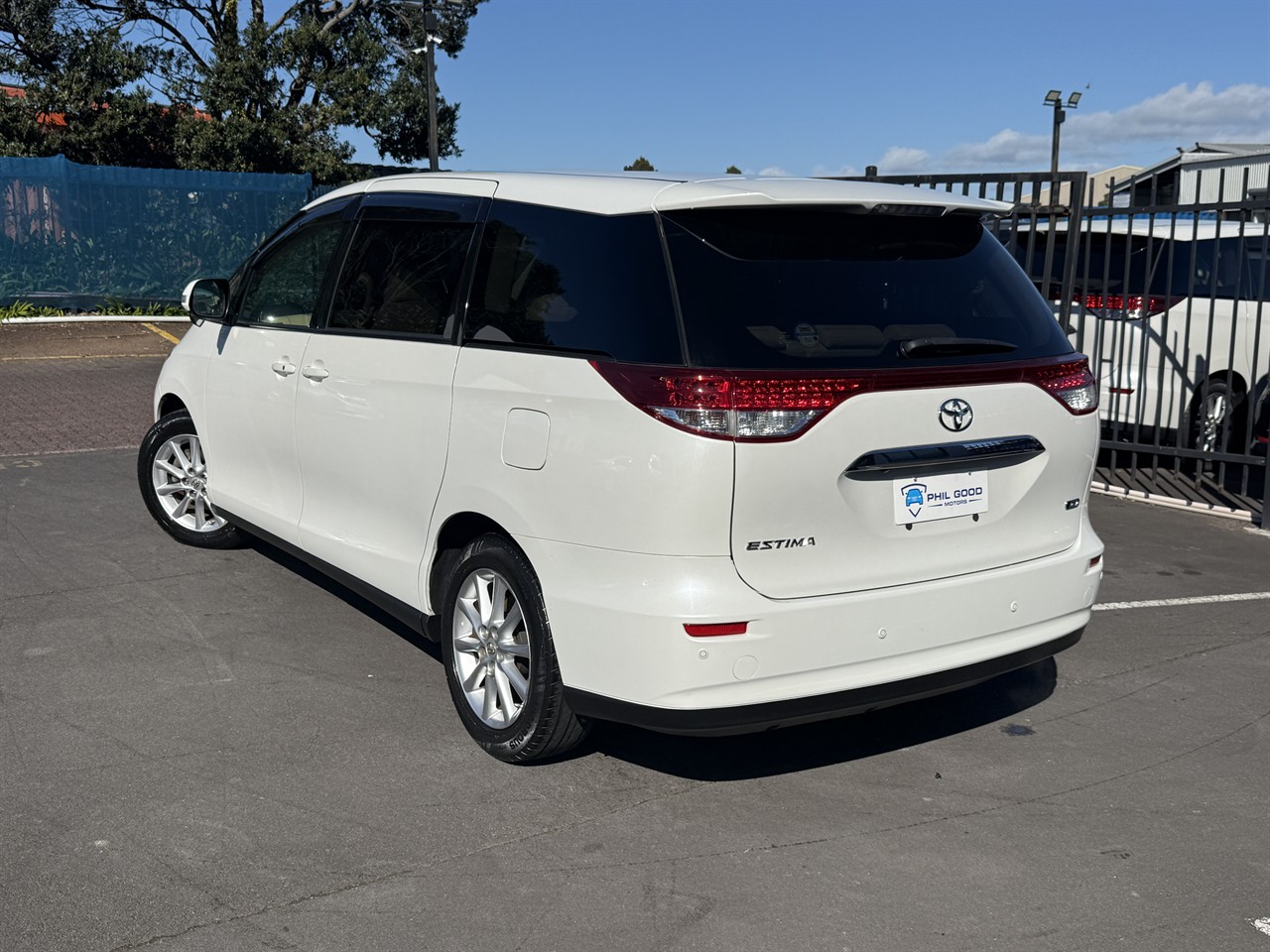 2015 Toyota Estima thumbnail