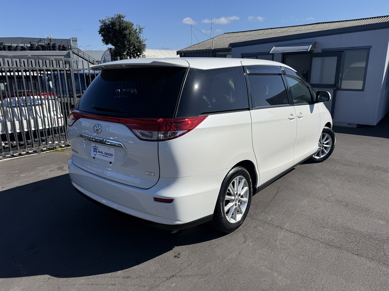2015 Toyota Estima thumbnail