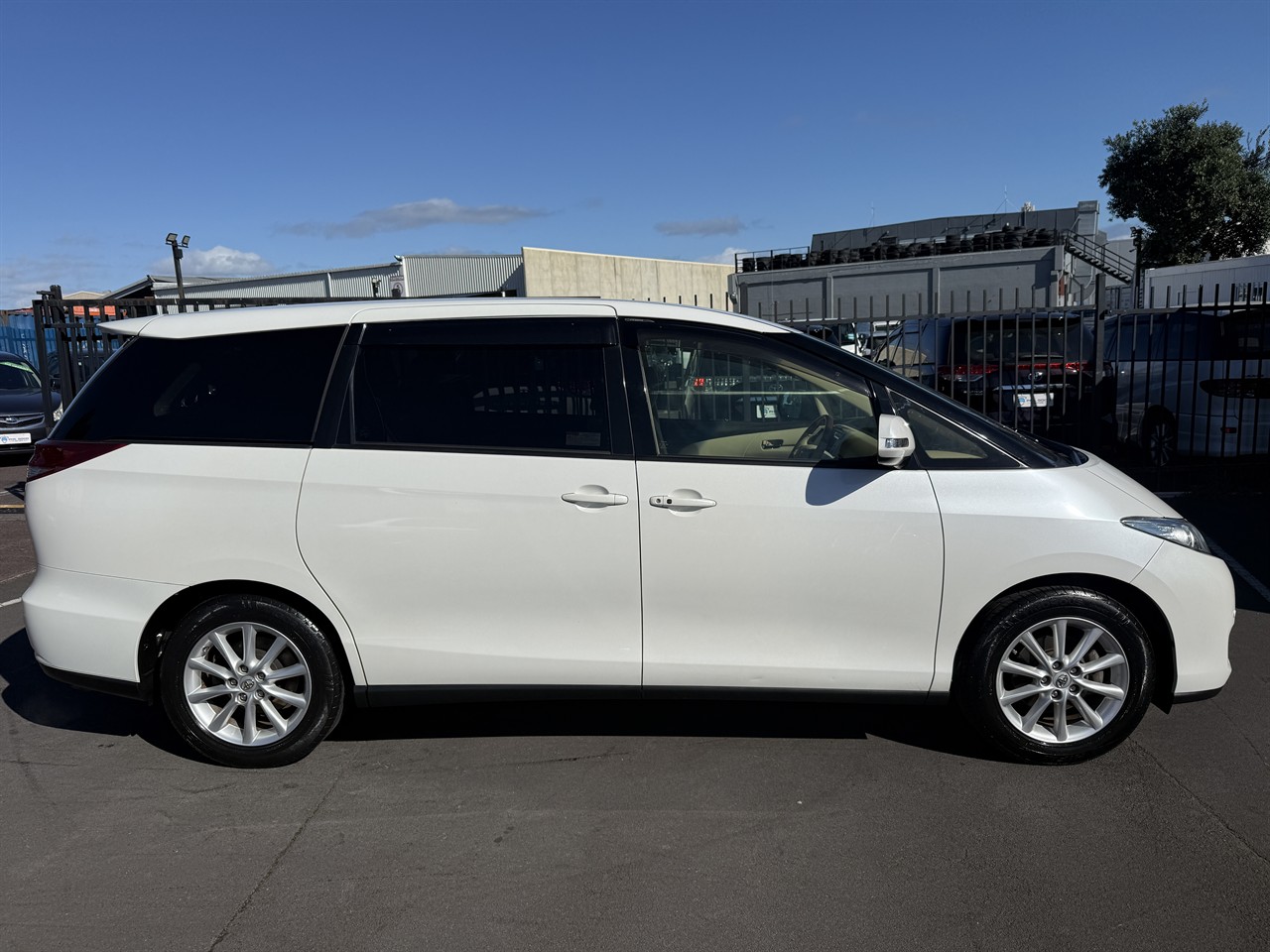 2015 Toyota Estima thumbnail