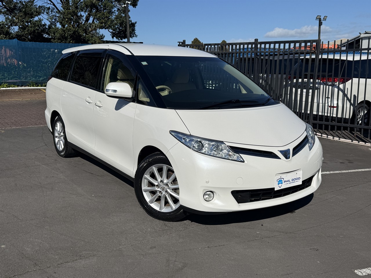 2015 Toyota Estima thumbnail