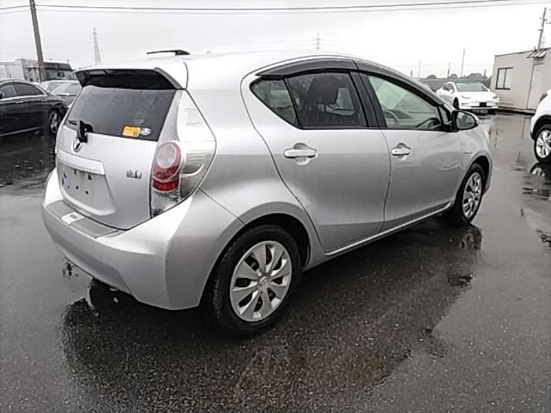 2012 Toyota Aqua thumbnail