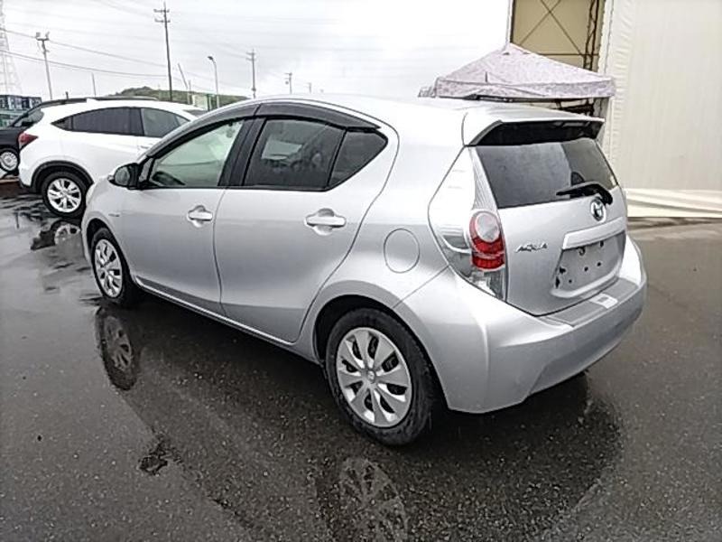 2012 Toyota Aqua thumbnail