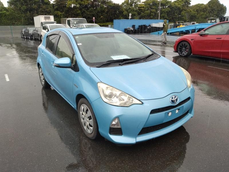 2012 Toyota Aqua thumbnail