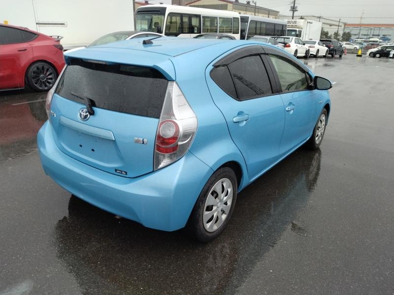 2012 Toyota Aqua thumbnail