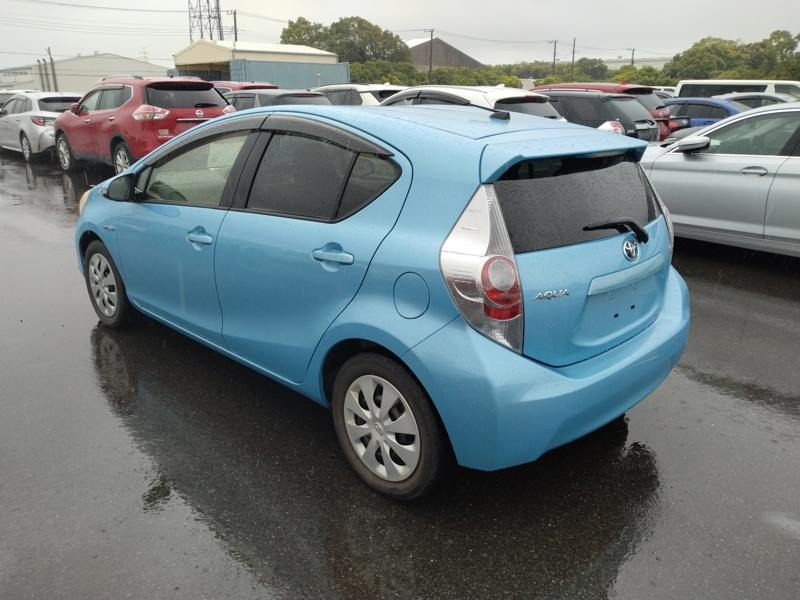 2012 Toyota Aqua thumbnail