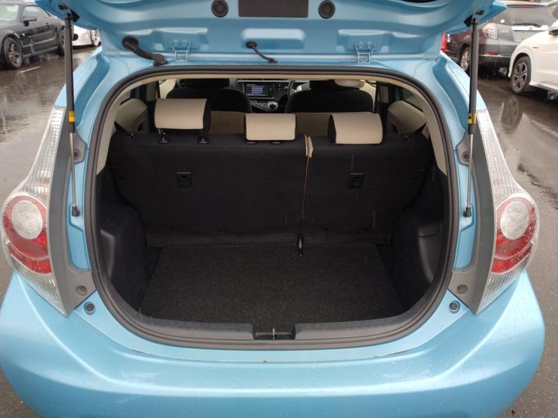 2012 Toyota Aqua thumbnail