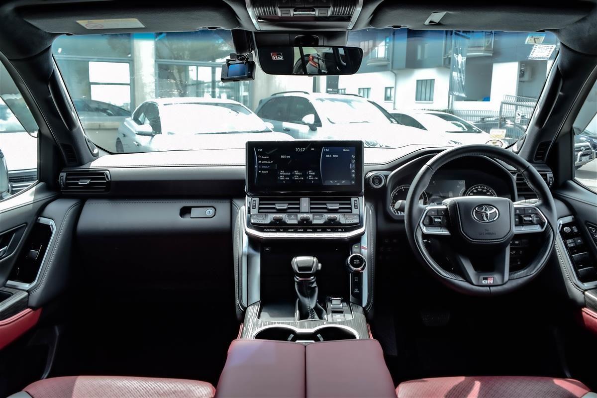 2024 Toyota Land thumbnail