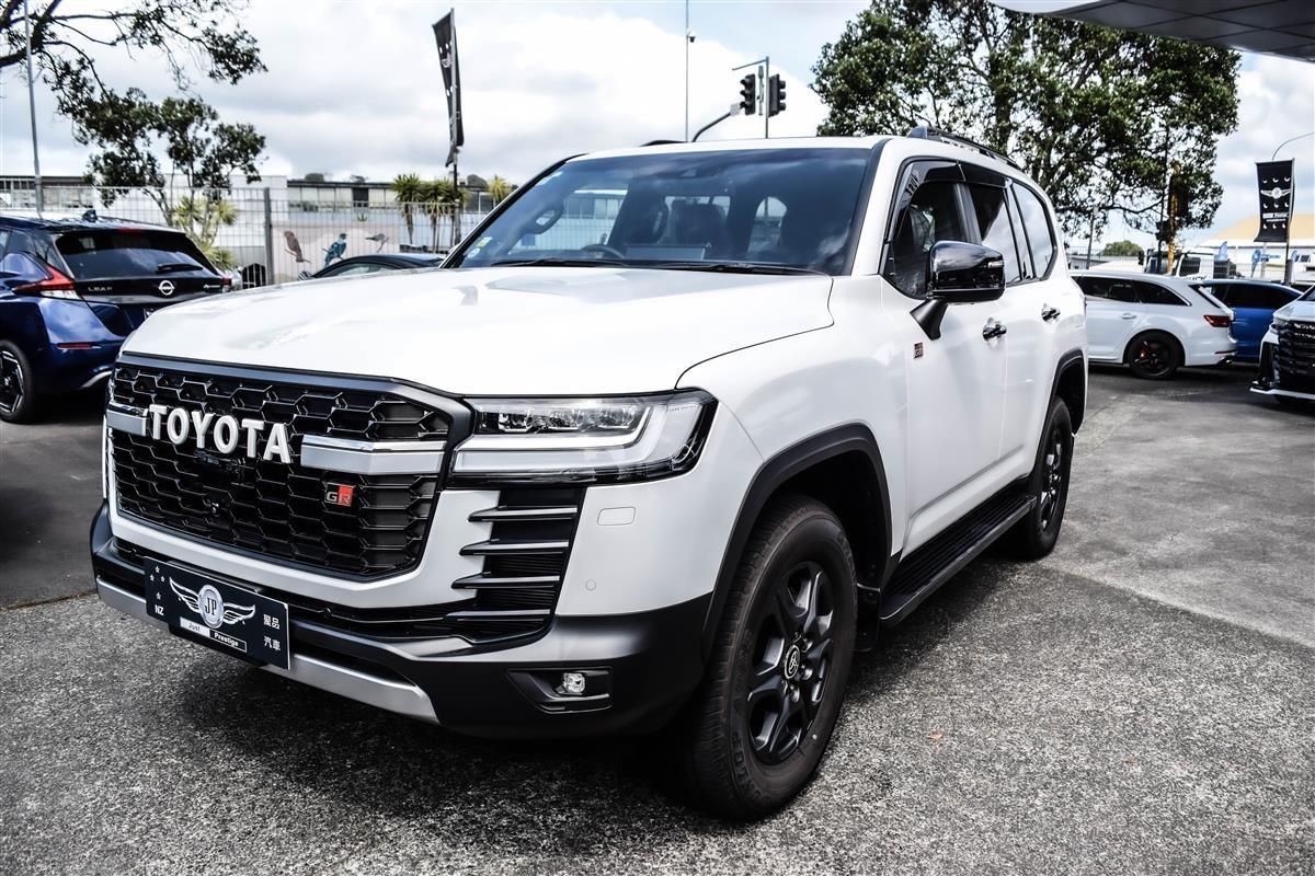 2024 Toyota Land thumbnail