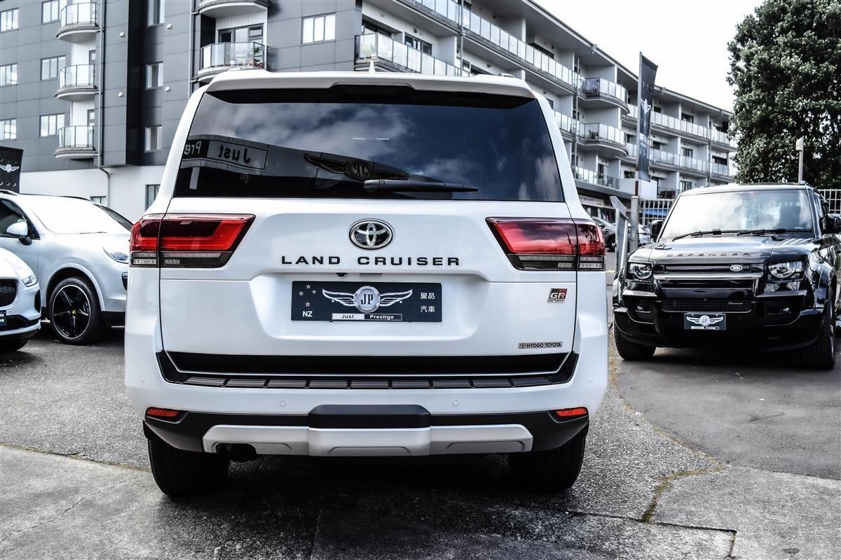 2024 Toyota Land thumbnail