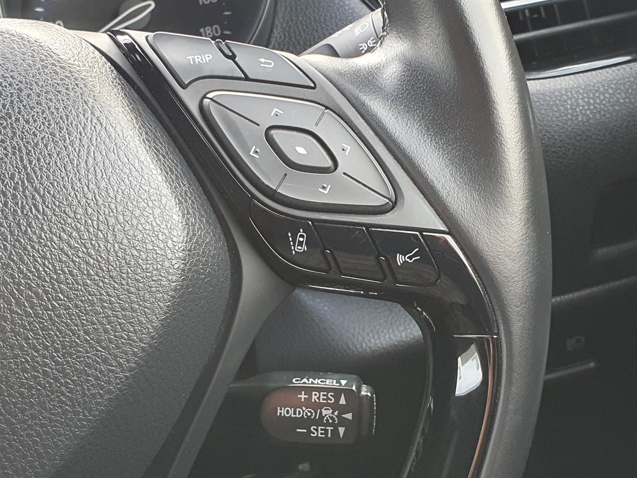 2018 Toyota C-HR thumbnail