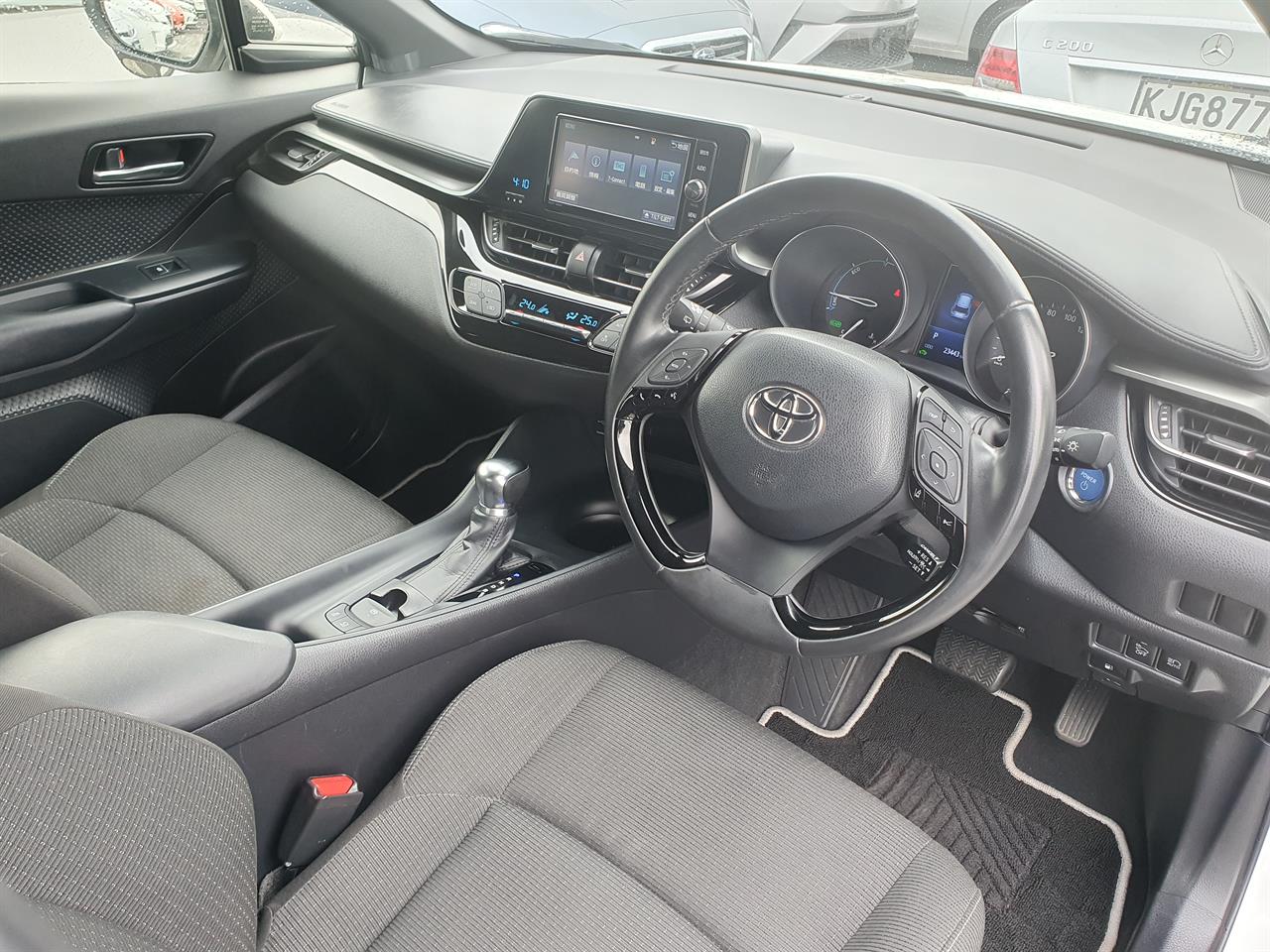 2018 Toyota C-HR thumbnail