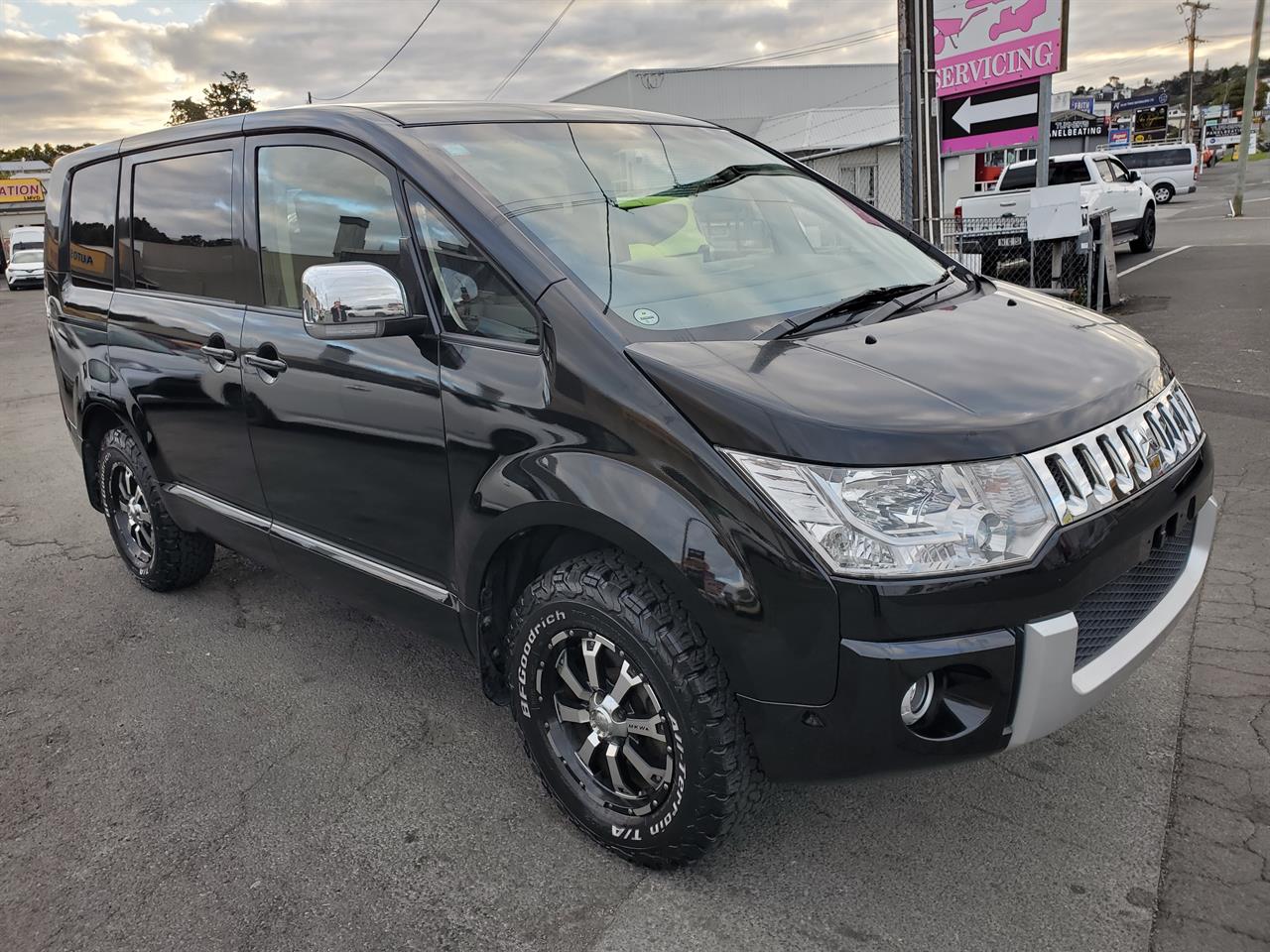 2014 Mitsubishi Delica thumbnail