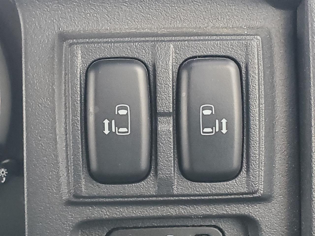 2014 Mitsubishi Delica thumbnail