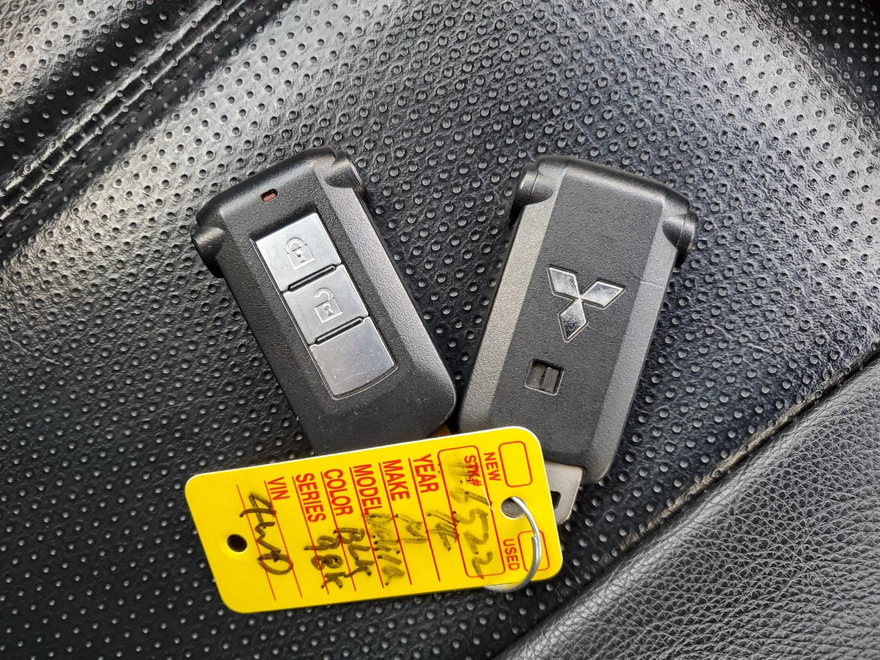 2014 Mitsubishi Delica thumbnail