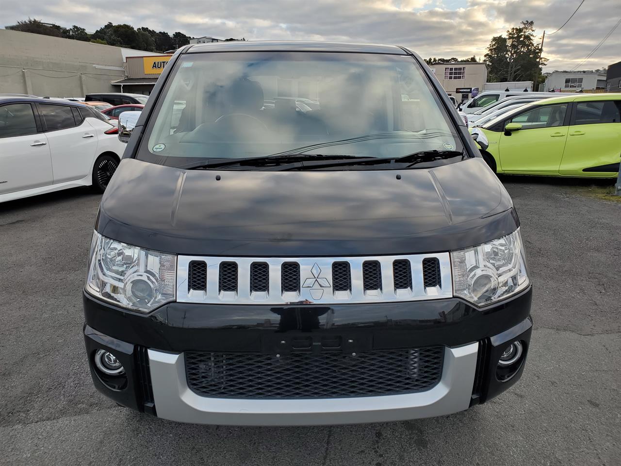 2014 Mitsubishi Delica thumbnail