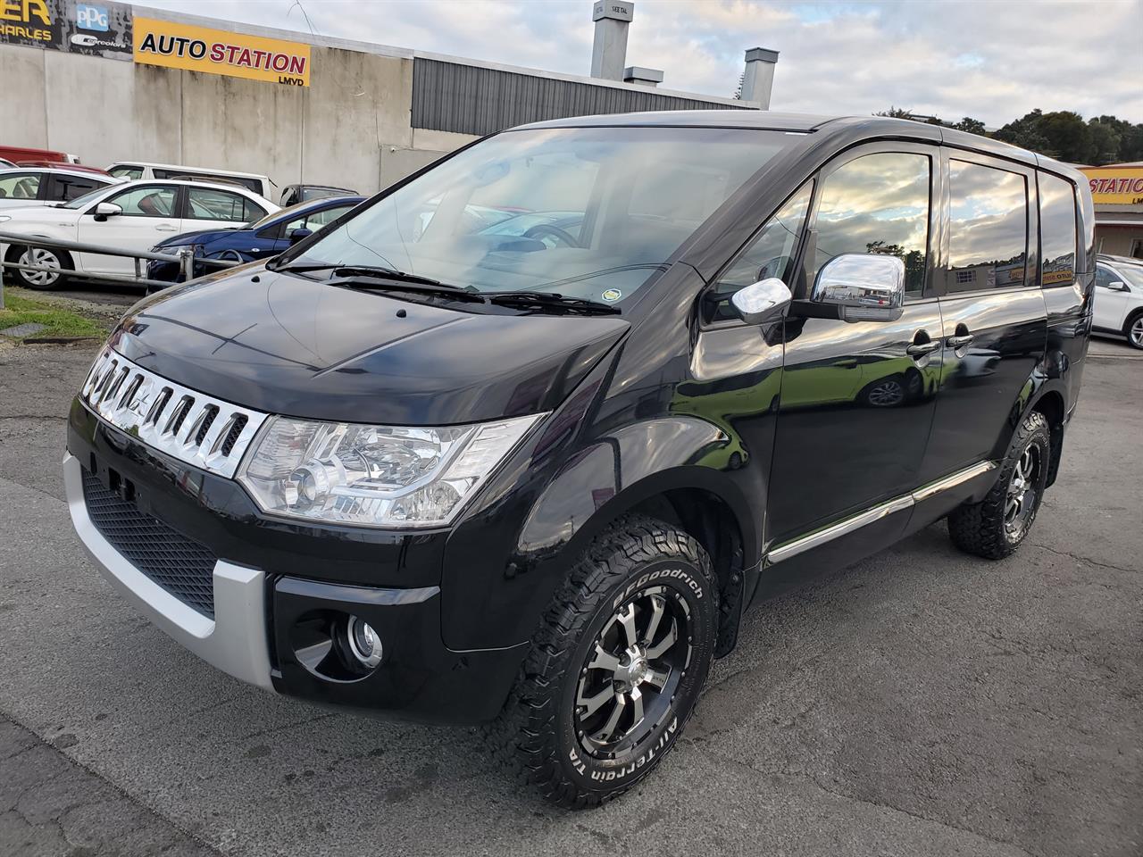 2014 Mitsubishi Delica thumbnail