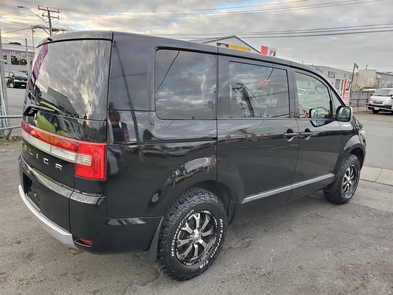 2014 Mitsubishi Delica thumbnail