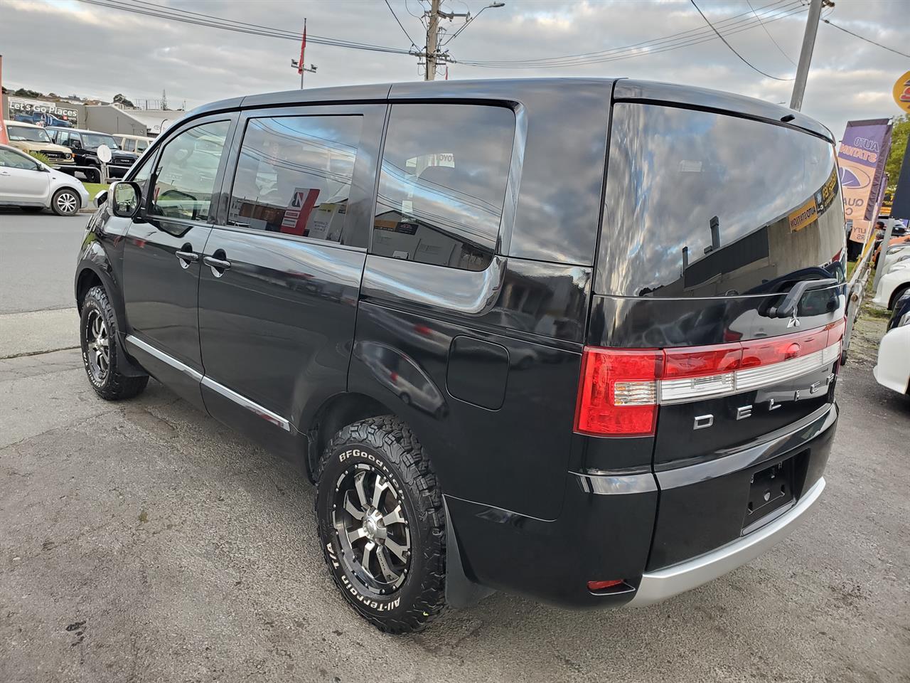 2014 Mitsubishi Delica thumbnail