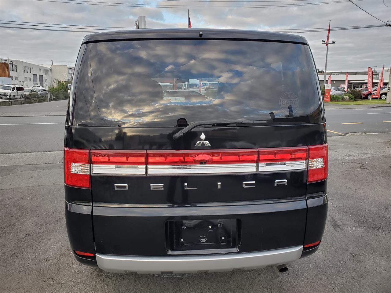 2014 Mitsubishi Delica thumbnail