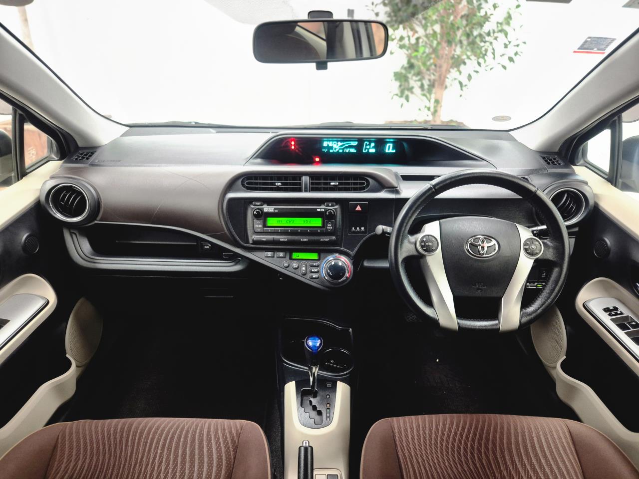 2012 Toyota Aqua thumbnail
