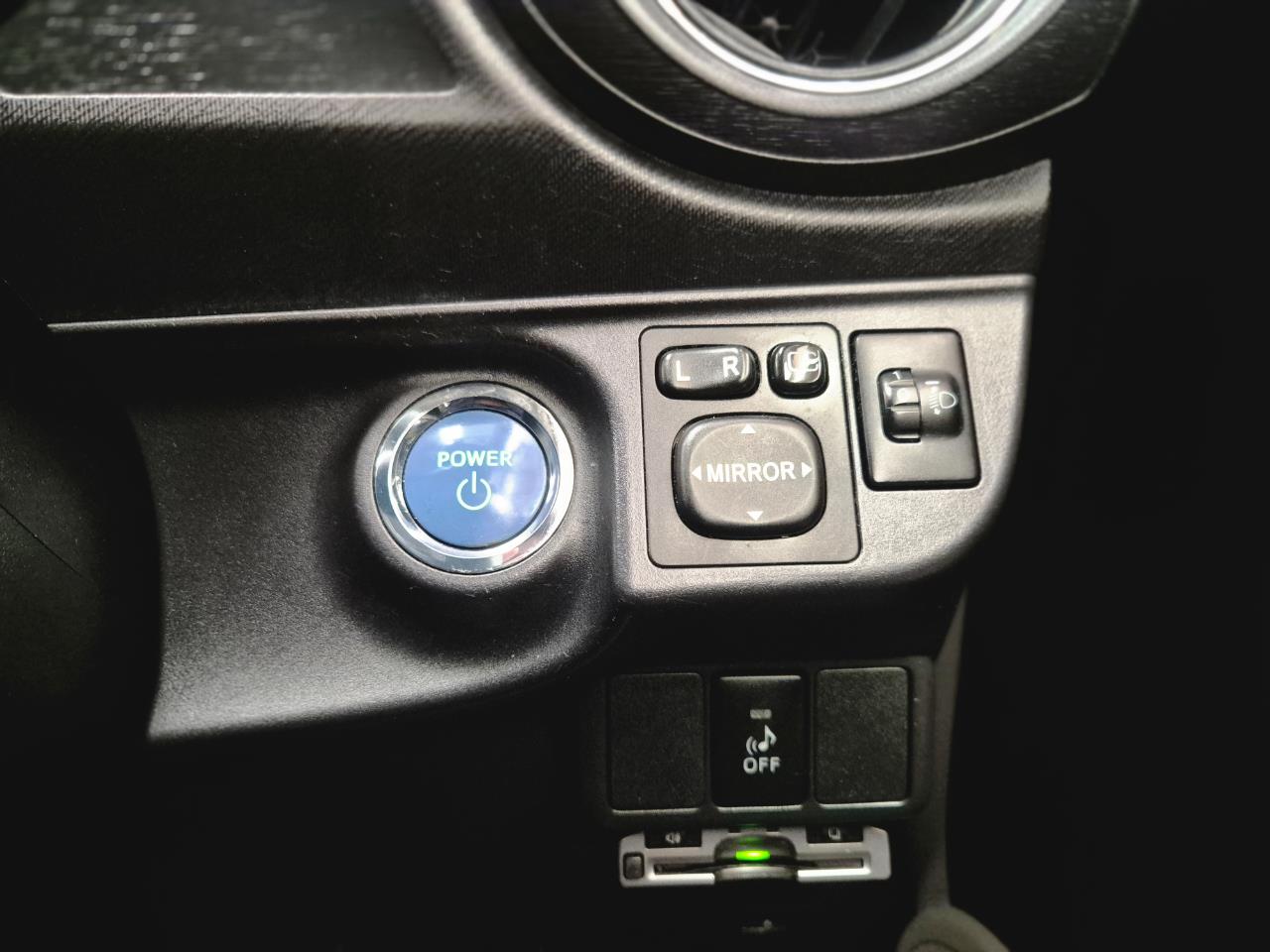 2012 Toyota Aqua thumbnail