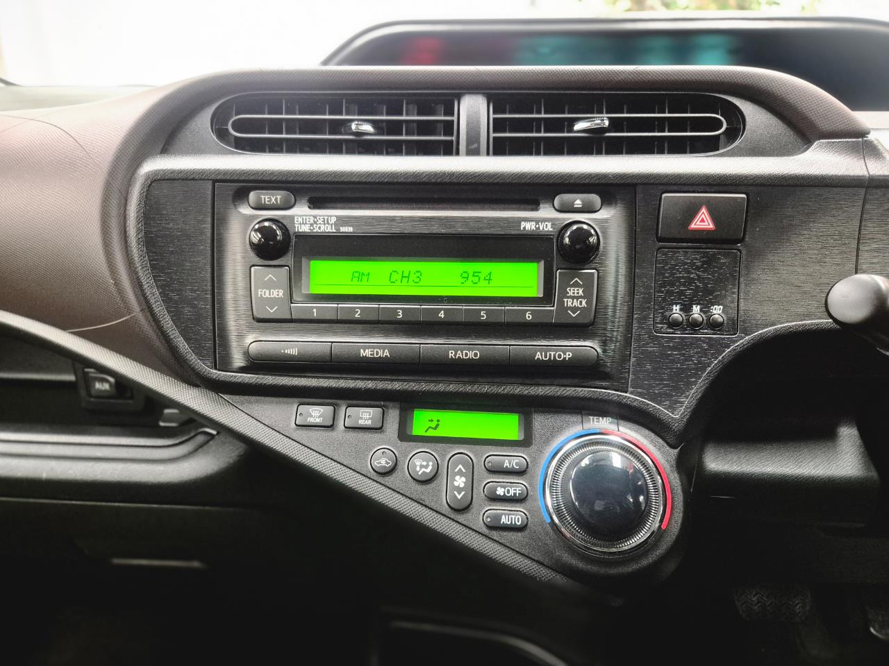 2012 Toyota Aqua thumbnail