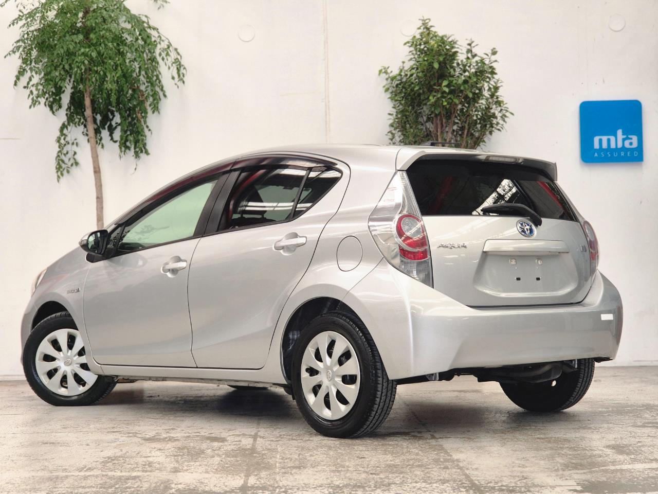 2012 Toyota Aqua thumbnail