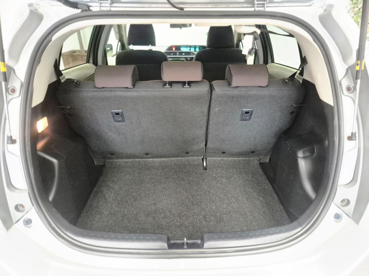 2012 Toyota Aqua thumbnail