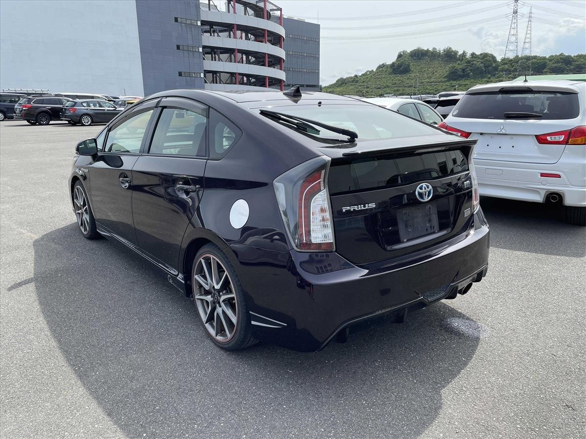 2013 Toyota Prius thumbnail