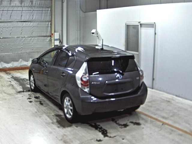 2012 Toyota Aqua thumbnail
