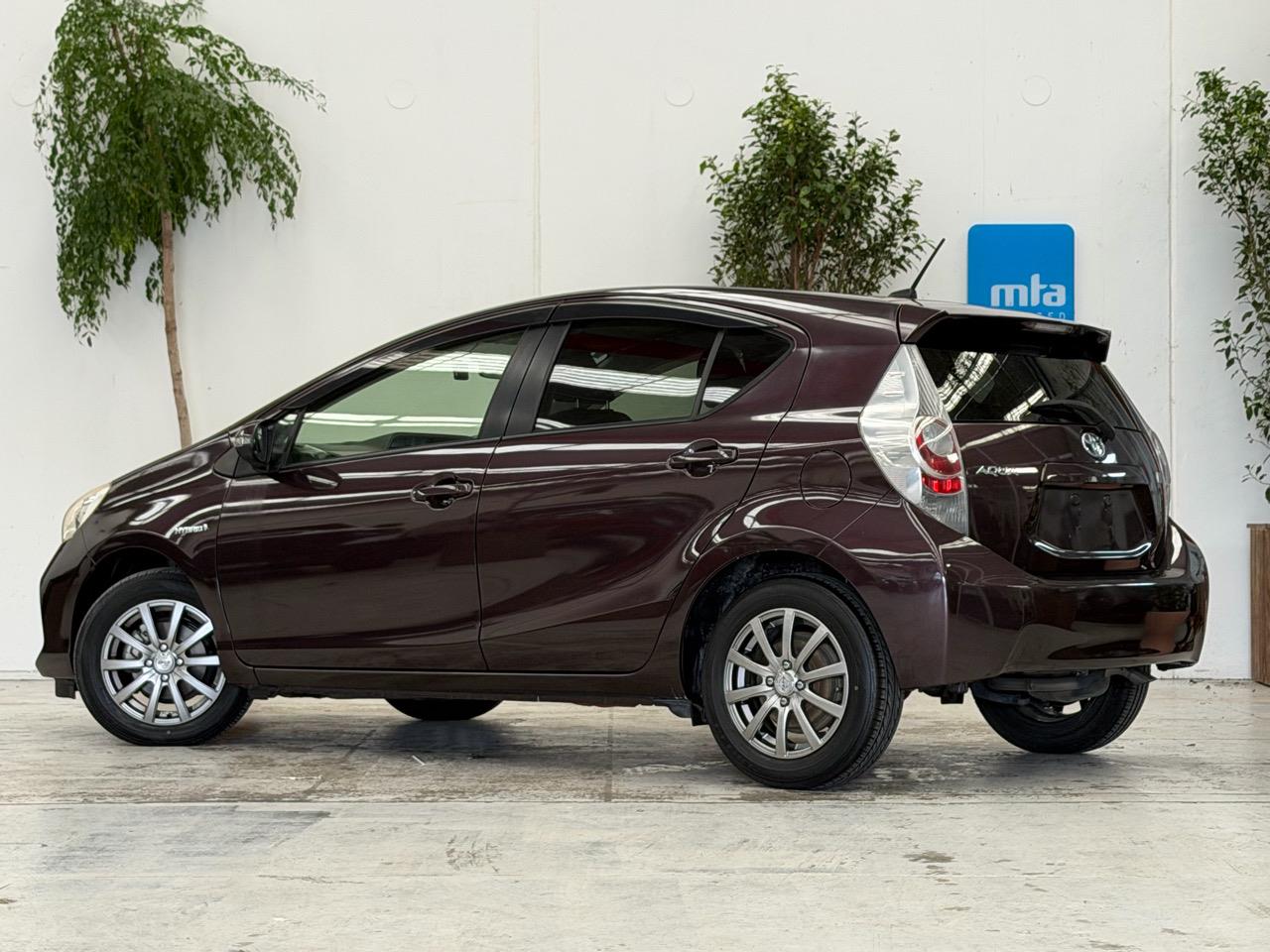 2014 Toyota Aqua thumbnail