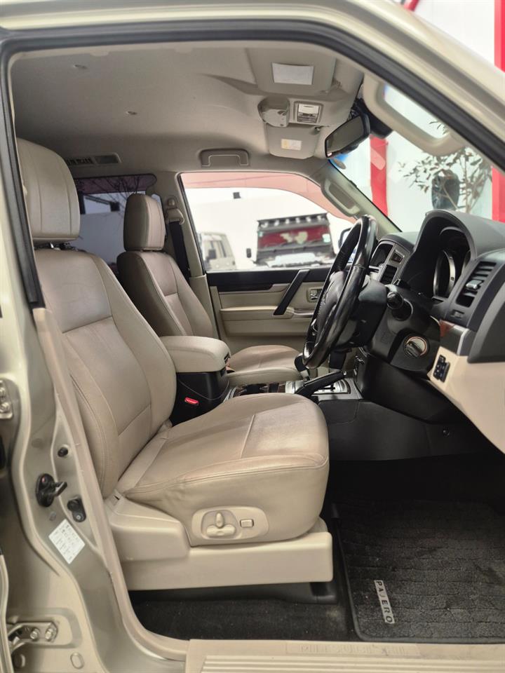 2014 Mitsubishi Pajero thumbnail