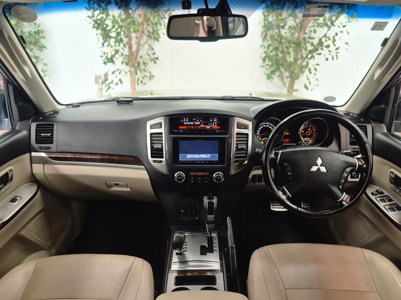 2014 Mitsubishi Pajero thumbnail