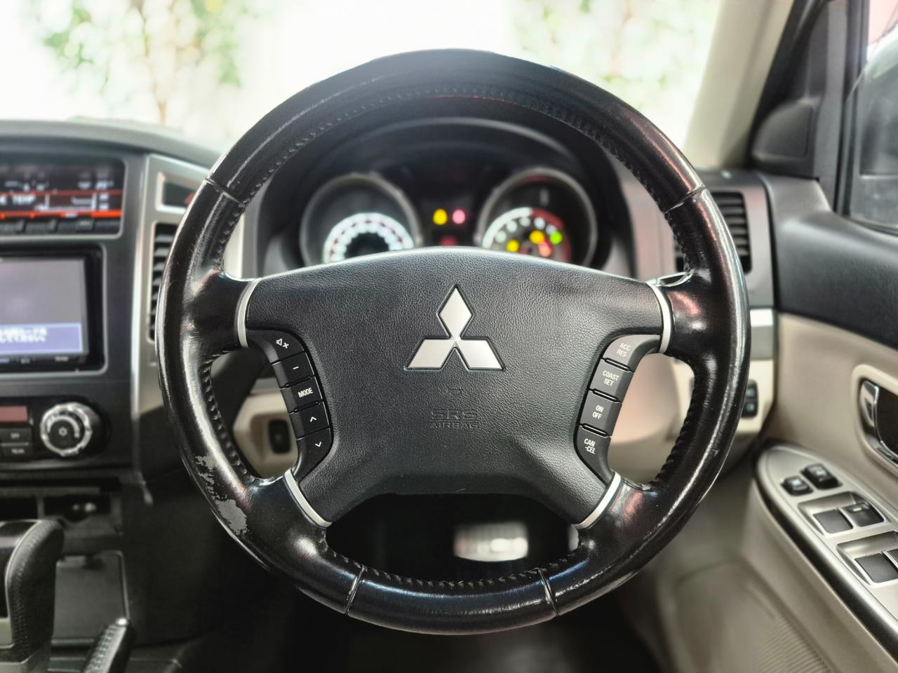 2014 Mitsubishi Pajero thumbnail