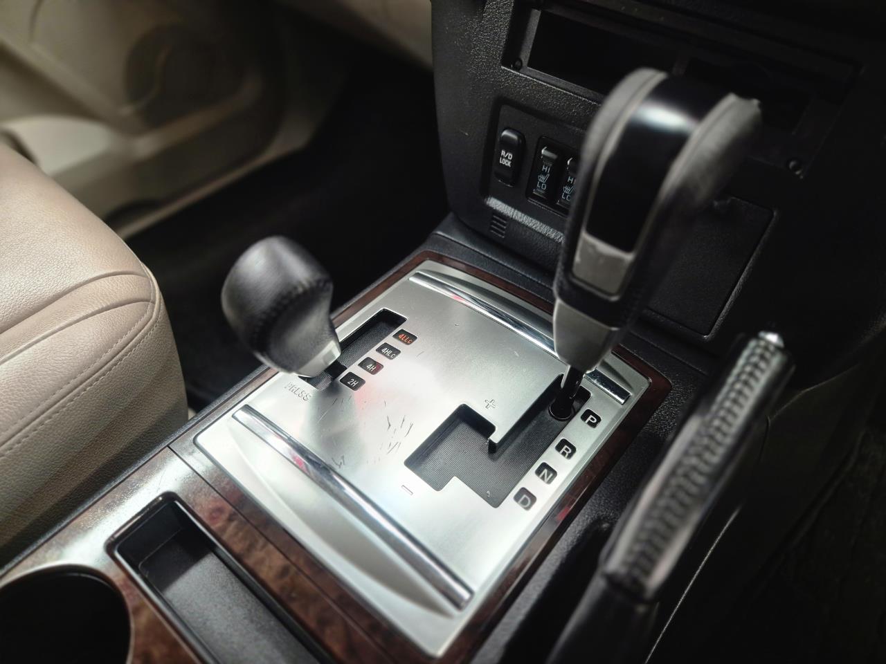 2014 Mitsubishi Pajero thumbnail