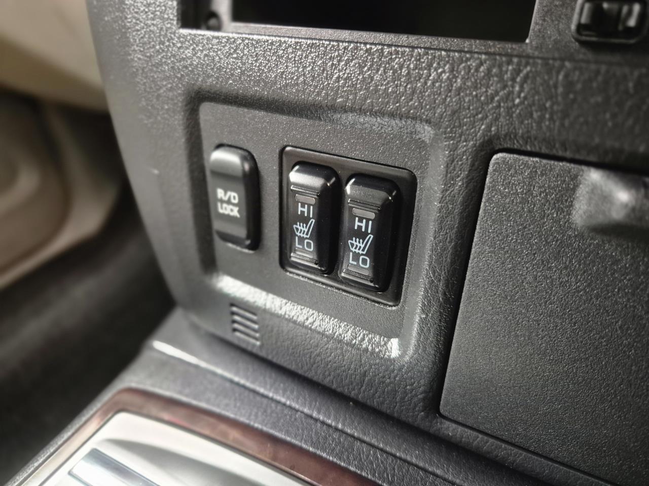 2014 Mitsubishi Pajero thumbnail