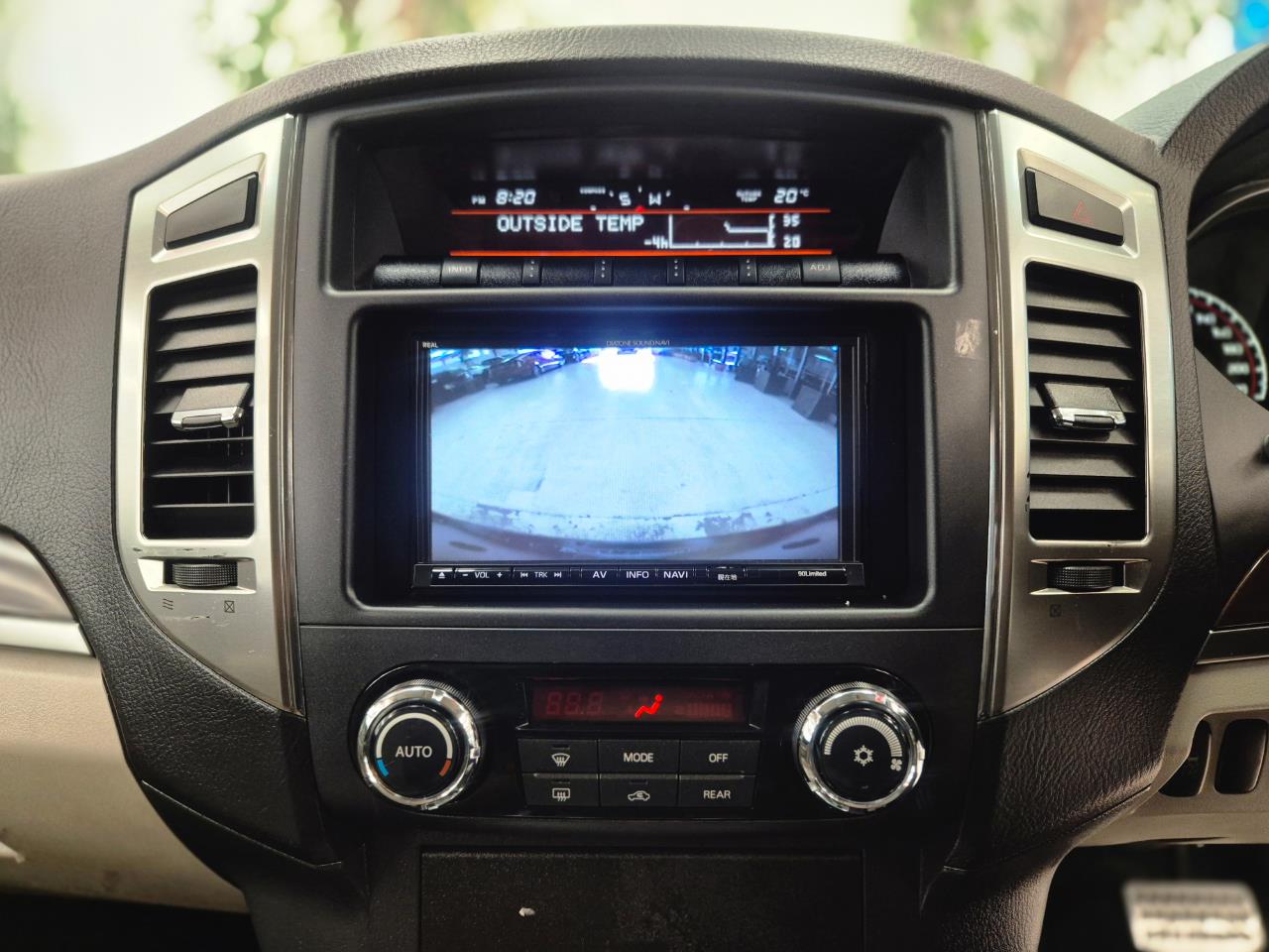 2014 Mitsubishi Pajero thumbnail