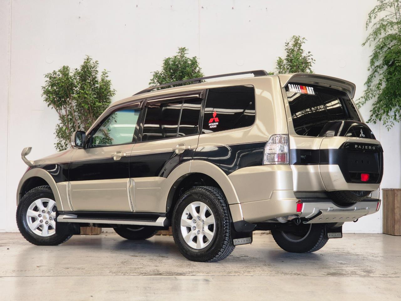 2014 Mitsubishi Pajero thumbnail