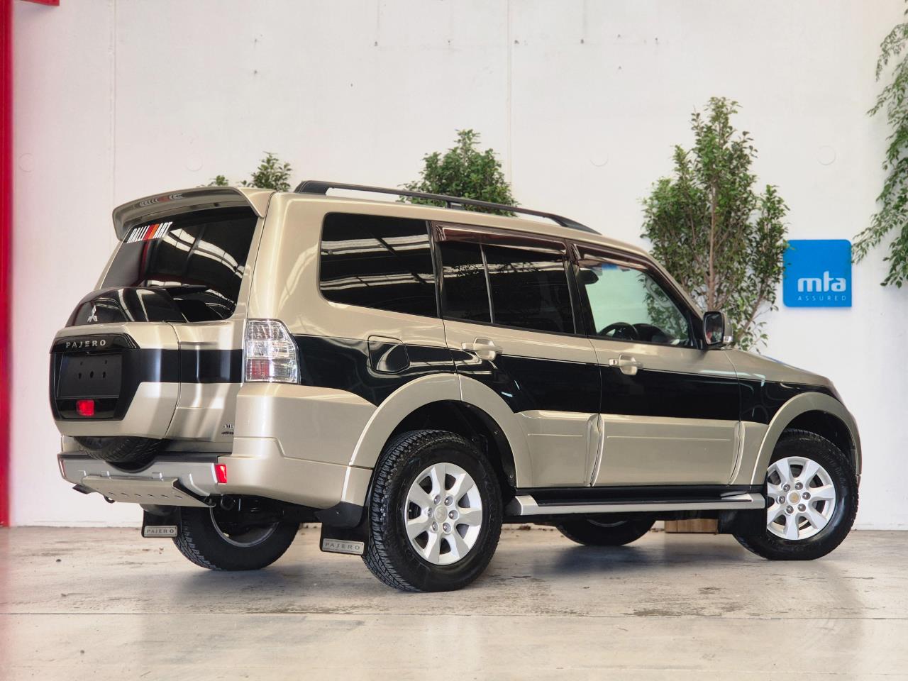 2014 Mitsubishi Pajero thumbnail