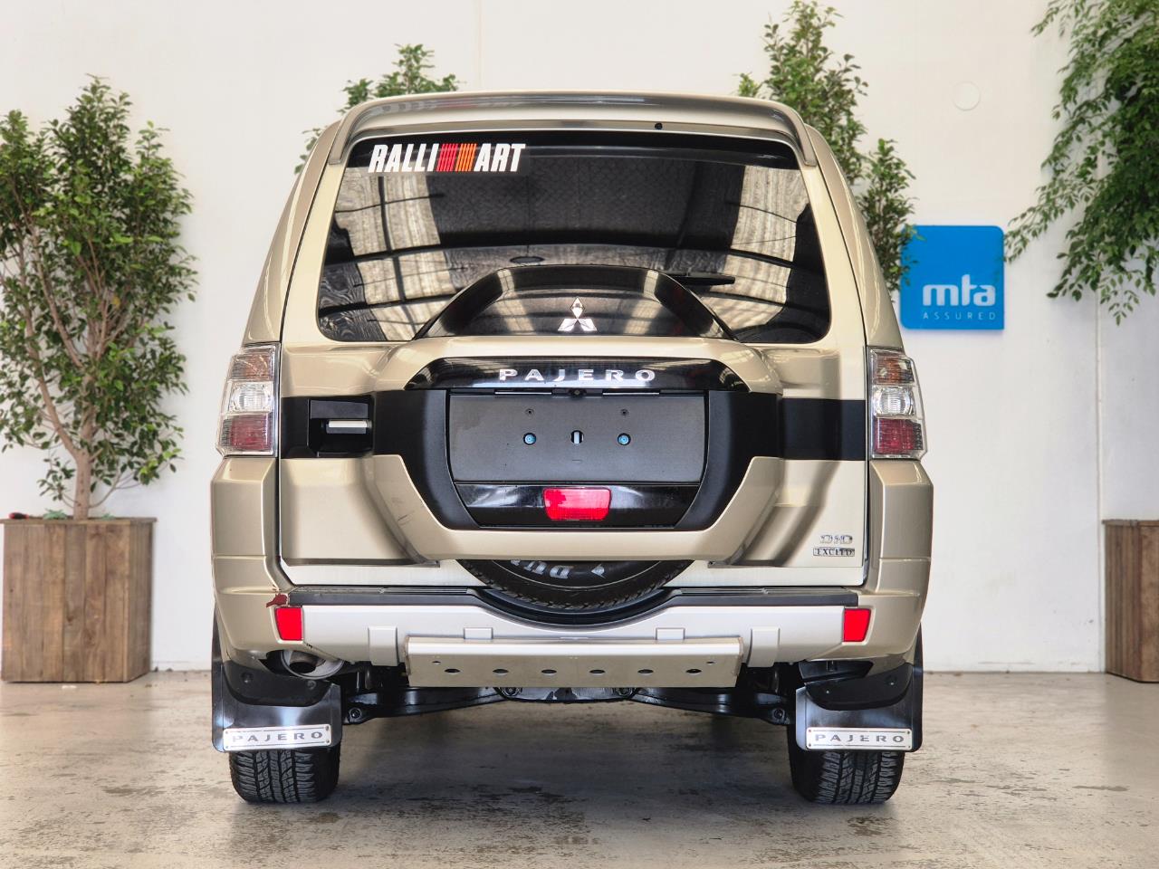 2014 Mitsubishi Pajero thumbnail