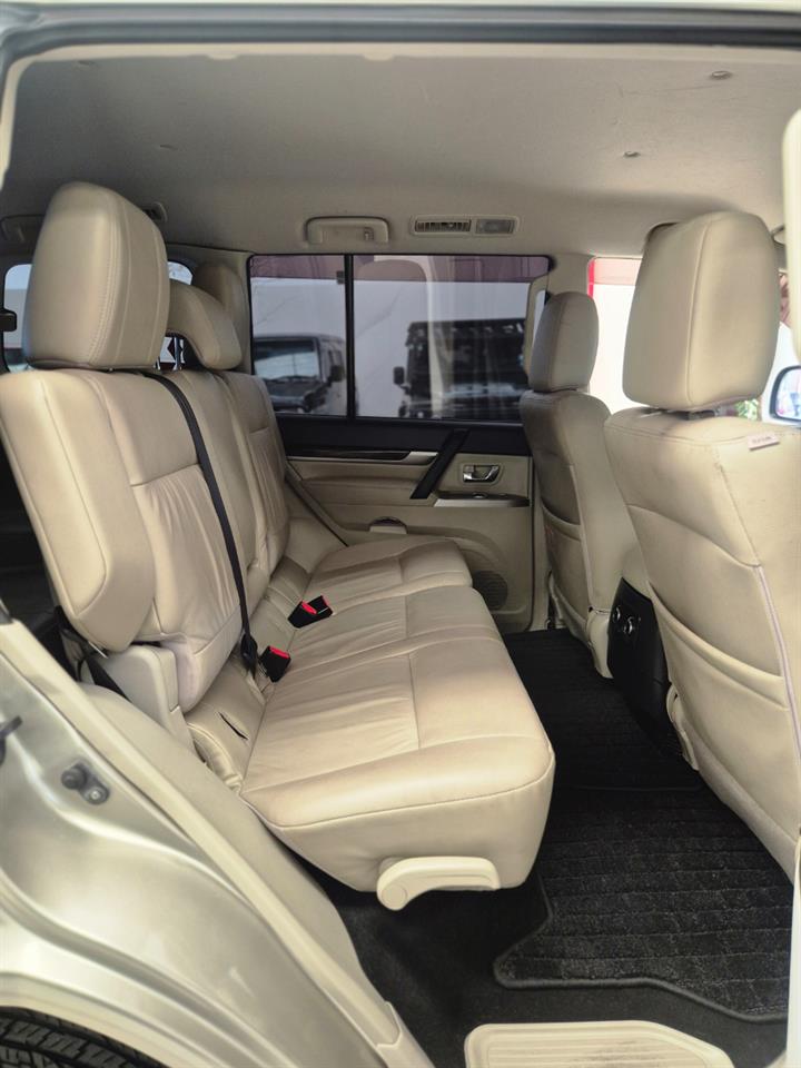 2014 Mitsubishi Pajero thumbnail