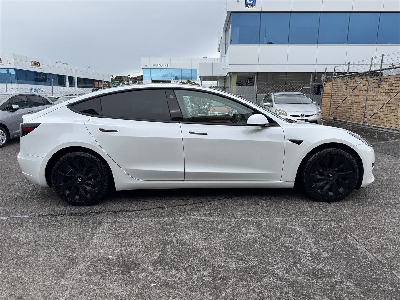 2021 Tesla MODEL thumbnail