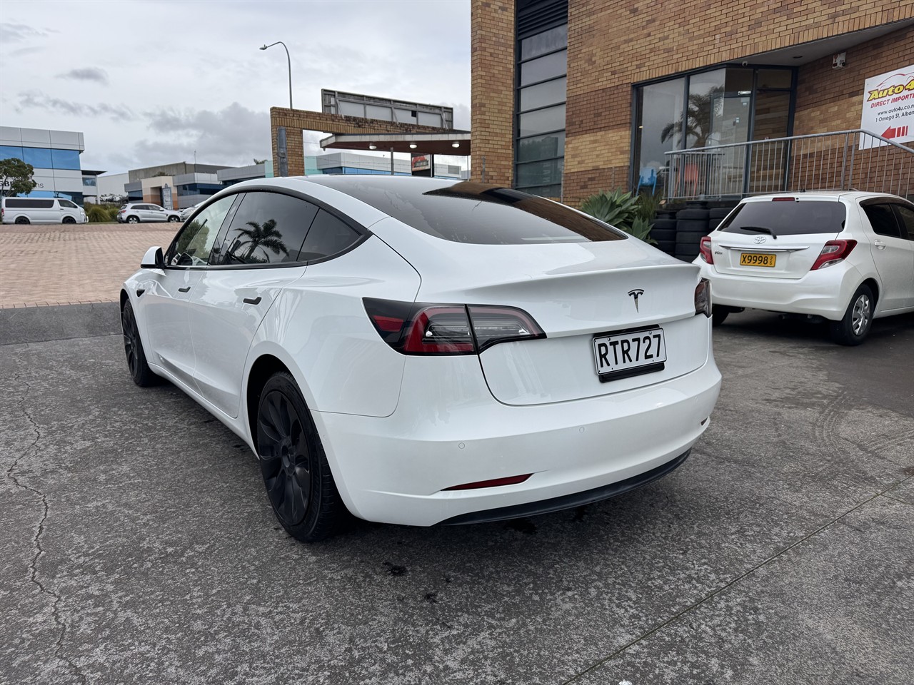 2021 Tesla MODEL thumbnail