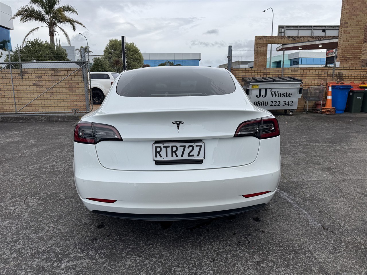 2021 Tesla MODEL thumbnail