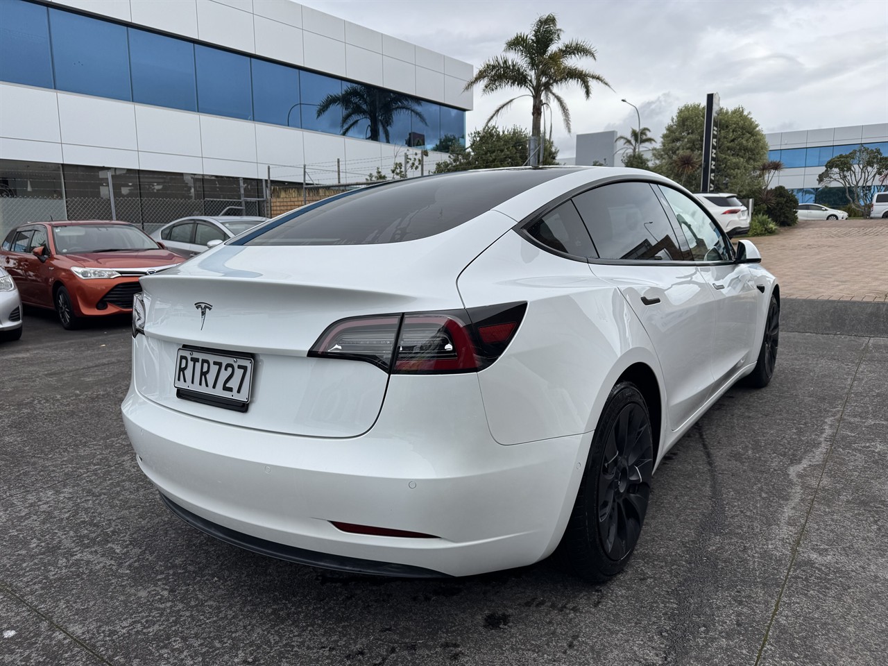 2021 Tesla MODEL thumbnail